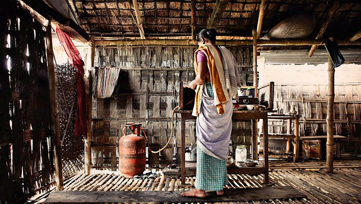 一位印度妇女在做饭