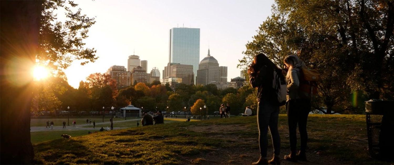 秋天黄昏的波士顿公共花园.